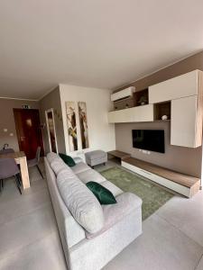 un soggiorno con divano bianco e TV di Mosta Dome Penthouse a Mosta