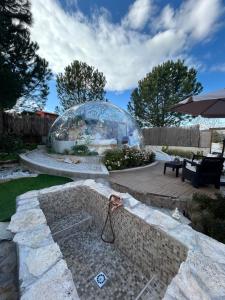 einen Garten mit einer Glaskuppel im Hof in der Unterkunft Sky Dreams Experience Suite Garnacha in Avila