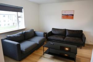 sala de estar con sofá y mesa de centro en Eiðar - Apartments, en Eiðar