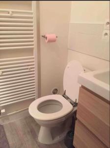 a bathroom with a white toilet and a sink at chambre double std in Longjumeau