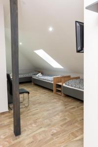 Pokój z 2 łóżkami piętrowymi i biurkiem w obiekcie Restauracja Biały Kruk w mieście Górno