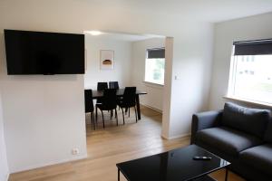 sala de estar con sofá y mesa en Eiðar - Apartments, en Eiðar
