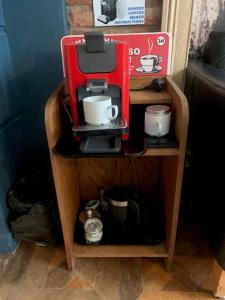 埃克塞特的住宿－City Centre Stylish Hideaway，架子上的咖啡壶和两个咖啡杯