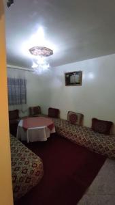- un salon avec un canapé et une table dans l'établissement Résidence Gharnata, à Marrakech
