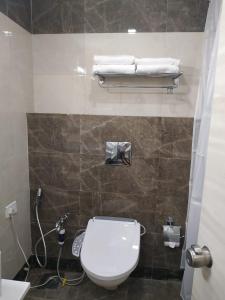 Et badeværelse på Le Tokyo Hotel Vithalapur