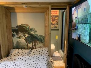 una camera con letto e struttura in legno di City Centre Stylish Hideaway a Exeter