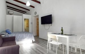 Μια τηλεόραση ή/και κέντρο ψυχαγωγίας στο Nice Apartment In Jerez De La Frontera