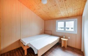 Ένα ή περισσότερα κρεβάτια σε δωμάτιο στο 2 Bedroom Awesome Home In Barjac +6 φωτογραφίες
