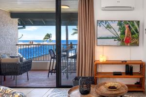 sala de estar con vistas al océano en Kona Reef F23, en Kailua-Kona