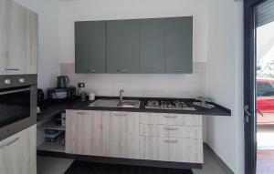 Η κουζίνα ή μικρή κουζίνα στο Gorgeous Home In Mesagne