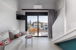 un salon avec un canapé et une table dans l'établissement The 8 Suites, à Polychrono