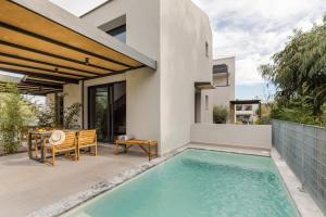 une piscine dans l'arrière-cour d'une maison dans l'établissement The 8 Suites, à Polychrono
