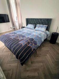 Schlafzimmer mit einem Bett mit blauer Decke in der Unterkunft Loft nahe Schloss Charlottenburg in Berlin