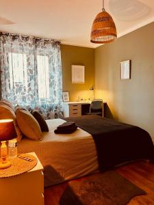 um quarto com uma cama, uma secretária e uma janela em Guest House em Luxemburgo