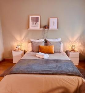 um quarto com uma cama grande e 2 mesas de cabeceira em Guest House em Luxemburgo