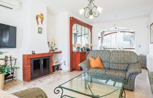 sala de estar con sofá y mesa de cristal en Stunning Home In Cabo De Palos With Wifi, en Cabo de Palos