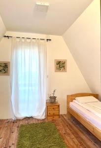 Schlafzimmer mit einem Bett und einem Fenster in der Unterkunft Bloossom house in Bajina Bašta