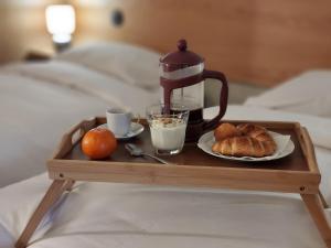 bandeja con cafetera y bollería en la cama en Fervença Apartments, en Vila Nova de Gaia