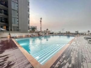 Bazén v ubytování White Sage - Elegant Apartment With Unobstructed City Views nebo v jeho okolí