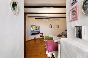 sala de estar con sofá y mesa en Casa Titi, en Las Indias