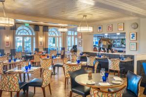 un restaurante con mesas y sillas y un bar en Harbour Hotel & Spa Christchurch en Christchurch