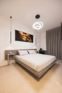 een slaapkamer met een groot wit bed in een kamer bij Luxury Station Suite in Bologna