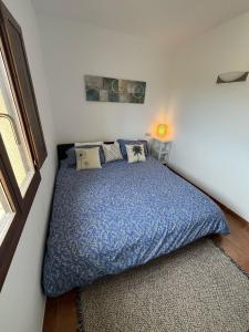 1 dormitorio con 1 cama con edredón azul en Apartamento DD26 Lujo Golf, Valle del Este, en Vera