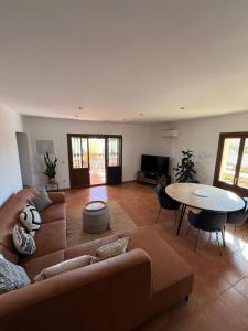 ein Wohnzimmer mit einem Sofa und einem Tisch in der Unterkunft Apartamento DD26 Lujo Golf, Valle del Este in Vera