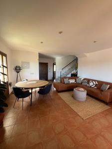 un soggiorno con divano e tavolo di Apartamento DD26 Lujo Golf, Valle del Este a Vera