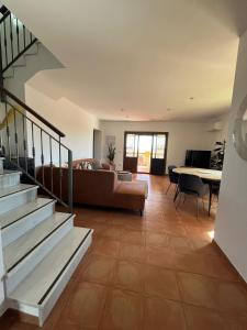 un soggiorno con divano e tavolo di Apartamento DD26 Lujo Golf, Valle del Este a Vera