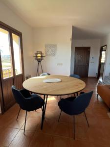 einen Tisch und Stühle im Wohnzimmer in der Unterkunft Apartamento DD26 Lujo Golf, Valle del Este in Vera