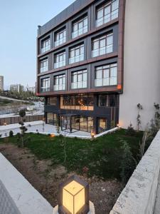 un edificio con una luce davanti di Ankara Lxry Park Hotel a Ankara