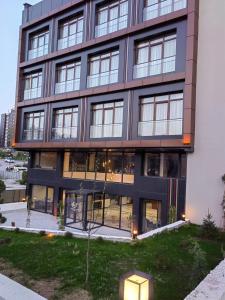 un condominio con molte finestre di Ankara Lxry Park Hotel a Ankara