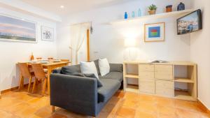 a living room with a couch and a table at CANADELL BLOC B baixos 1ª in Calella de Palafrugell