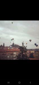 um grupo de balões de ar quente sobrevoando uma cidade em Studio dans maison individuelle - chemin Stevenson em Le Puy-en-Velay
