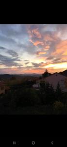 uma vista do pôr-do-sol com o céu em Studio dans maison individuelle - chemin Stevenson em Le Puy-en-Velay