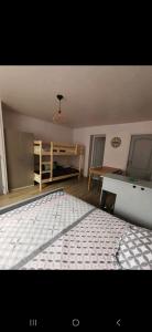 um quarto vazio com uma cama e uma mesa em Studio dans maison individuelle - chemin Stevenson em Le Puy-en-Velay