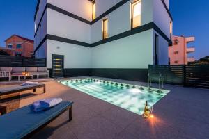 Bazén v ubytování Villa Isola apartments nebo v jeho okolí