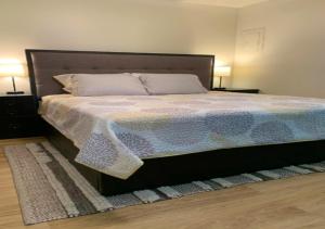 sypialnia z łóżkiem z niebiesko-białym kocem w obiekcie Modern 2 Bed One Bath At West Side w Nowym Jorku