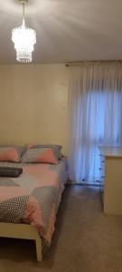 Łóżko lub łóżka w pokoju w obiekcie Stunning 2-Bed Apartment near Colindale Station