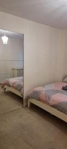 Een bed of bedden in een kamer bij Stunning 2-Bed Apartment near Colindale Station
