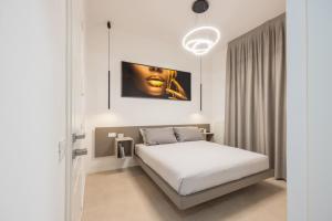 een slaapkamer met een bed en een schilderij aan de muur bij Luxury Station Suite in Bologna