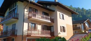 un edificio con balcones en un lateral en Apartment Relax Natura, en Canal San Bovo