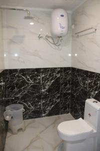 Et badeværelse på HOTEL BLACK Diamond