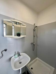 uma casa de banho com um lavatório, um espelho e uma banheira em House Turkalj em Grabovac