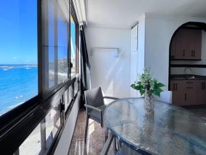 une salle à manger avec une table et une vue sur l'océan dans l'établissement Apartamento-Estudio en la Playa, à Patalavaca 12 autres photos