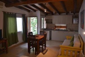 een keuken en een woonkamer met een tafel en een bank bij Lofts Las Margaritas in Mendoza