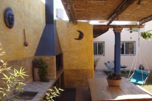 un patio con una gran pared de piedra y una mesa en Lofts Las Margaritas en Mendoza