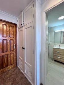 une salle de bain avec une porte blanche et un lavabo dans l'établissement Apartamento-Estudio en la Playa, à Patalavaca