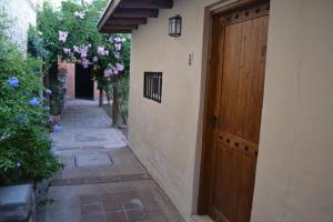 una entrada a una casa con puerta de madera en Lofts Las Margaritas en Mendoza